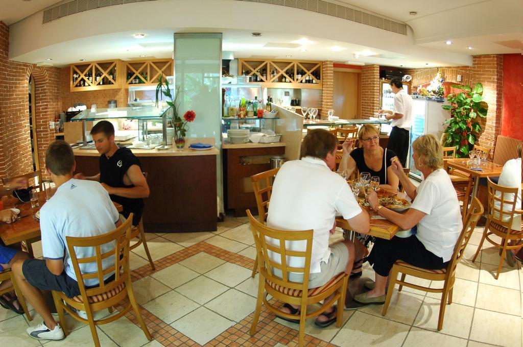 Fortina Spa Resort Sliema Restoran foto A restaurant in a hotel
