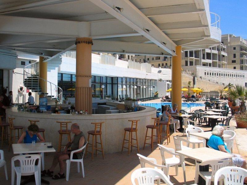 Fortina Spa Resort Sliema Bagian luar foto The pool bar at the hotel